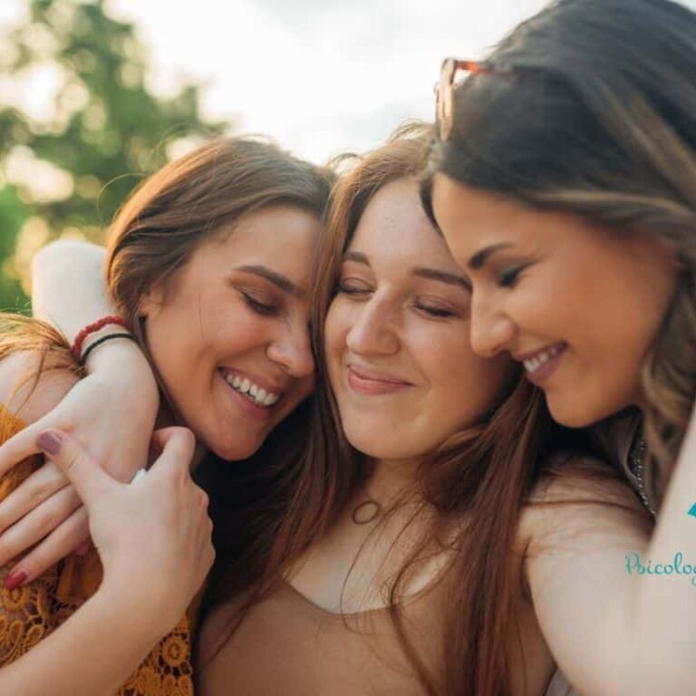 Psicólogo en Pozuelo - Psicología Relacionarte Tres chicasjuntando sus cabezas juntas mientras sonríen representando el valor de la amistad